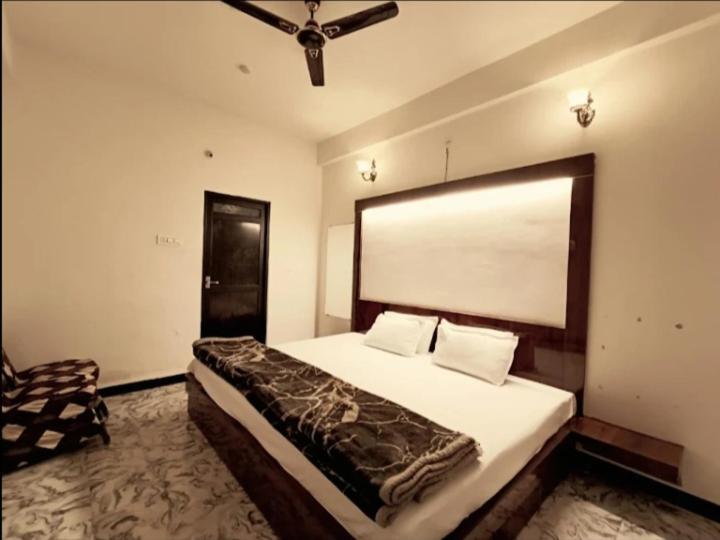 Hotel Malhotra Palace Ujjain Buitenkant foto